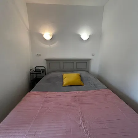 Avec Jardin Commun Et Wifi Proche Centre-ville Et Thermes - Fr-1-541-120 Appartement *